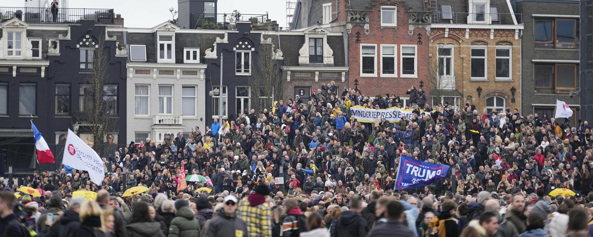 People gather during a banned demonstration by the group Samen voor Nederland against the current corona policy in Amsterdam, on 2 January 2022. People gather during a banned demonstration by the group Samen voor Nederland against the current corona policy in Amsterdam, on 2 January 2022. - Sputnik International, 1920, 02.01.2022
