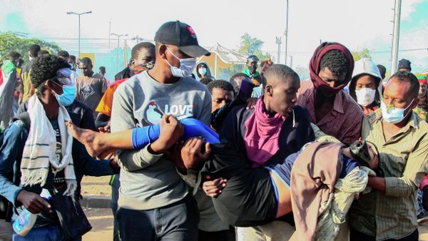 Sudanese protesters carry an injured woman during a demonstration against the October 25 coup, in the capital Khartoum, on 2 January 2022. - Sputnik International