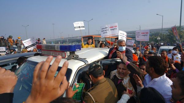 BJP Workers Stage Protests Against Liquor Policy - Sputnik International