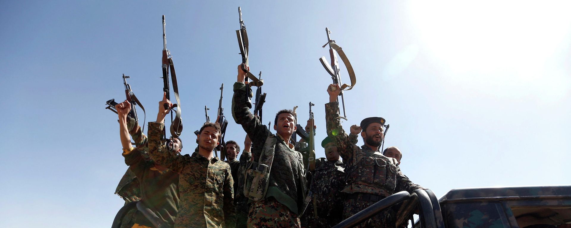 Newly recruited Houthi fighters chant slogans as they ride a military vehicle during a gathering in the capital Sanaa to mobilize more fighters to battlefronts to fight pro-government forces in several Yemeni cities, on January 3, 2017. Newly recruited Houthi fighters chant slogans as they ride a military vehicle during a gathering in the capital Sanaa to mobilize more fighters to battlefronts to fight pro-government forces in several Yemeni cities, on January 3, 2017. - Sputnik International, 1920, 18.12.2023