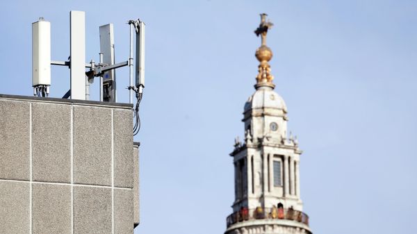 FILE - In this Tuesday, Jan 28, 2020 file photo, mobile network phone masts are visible in front of St Paul's Cathedral in the City of London. Dozens of European cell towers have been destroyed in recent arson attacks that officials and wireless companies say are fueled by groundless conspiracy theories linking new 5G mobile networks and the coronavirus pandemic. - Sputnik International