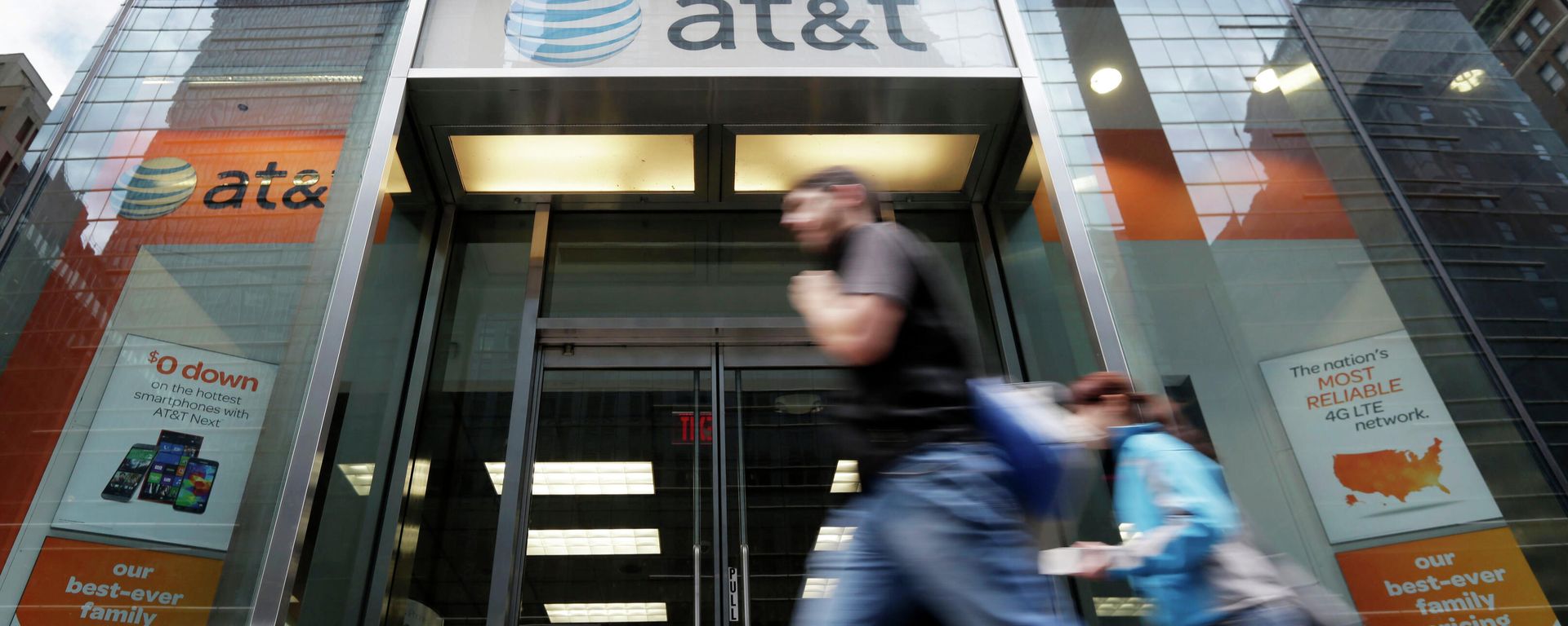 FILE - In this Oct. 21, 2014, file photo, people pass an AT&T store along New York's Madison Avenue. The nation's largest cellphone providers will pay a combined $116 million under a settlement approved Thursday, Sept. 24, 2020, in a California lawsuit alleging that they overcharged government customers for wireless services over more than a decade. Verizon will pay $68 million and AT&T Mobility $48 million to settle claims that they violated cost-saving agreements with nearly 300 state and local governments. FILE - In this Oct. 21, 2014, file photo, people pass an AT&T store along New York's Madison Avenue. The nation's largest cellphone providers will pay a combined $116 million under a settlement approved Thursday, Sept. 24, 2020, in a California lawsuit alleging that they overcharged government customers for wireless services over more than a decade. Verizon will pay $68 million and AT&T Mobility $48 million to settle claims that they violated cost-saving agreements with nearly 300 state and local governments. - Sputnik International, 1920, 04.01.2022