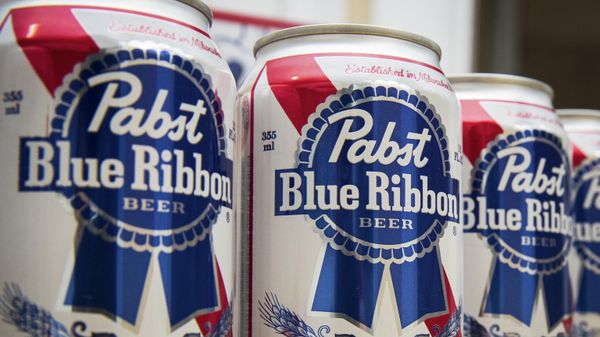 In this photo illustration, cans of Pabst Blue Ribbon beer sit on a table, November 15, 2018 in New York City. - Sputnik International