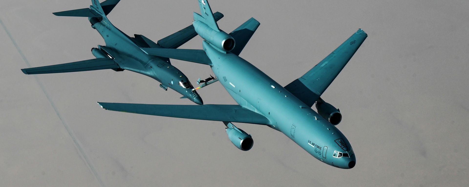 In this photo released by the U.S. Air Force, A U.S. Air Force KC-10 Extender refuels a B-1B Lancer over Saudi Arabia Saturday, Oct. 30, 2021. The U.S. Air Force said Sunday it flew a B-1B strategic bomber over key maritime chokepoints in the Mideast with allies including Israel amid ongoing tensions with Iran as its nuclear deal with world powers remains in tatters. In this photo released by the U.S. Air Force, A U.S. Air Force KC-10 Extender refuels a B-1B Lancer over Saudi Arabia Saturday, Oct. 30, 2021. The U.S. Air Force said Sunday it flew a B-1B strategic bomber over key maritime chokepoints in the Mideast with allies including Israel amid ongoing tensions with Iran as its nuclear deal with world powers remains in tatters. - Sputnik International, 1920, 07.11.2022