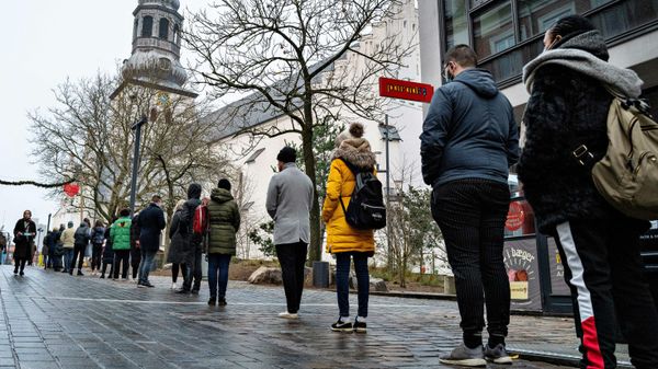 People queue for a rapid test at a test centre set up at Budolfi Church in the center of Aalborg, Denmark on December 23, 2021, during the coronavirus (Covid-19) pandemic.  - Sputnik International