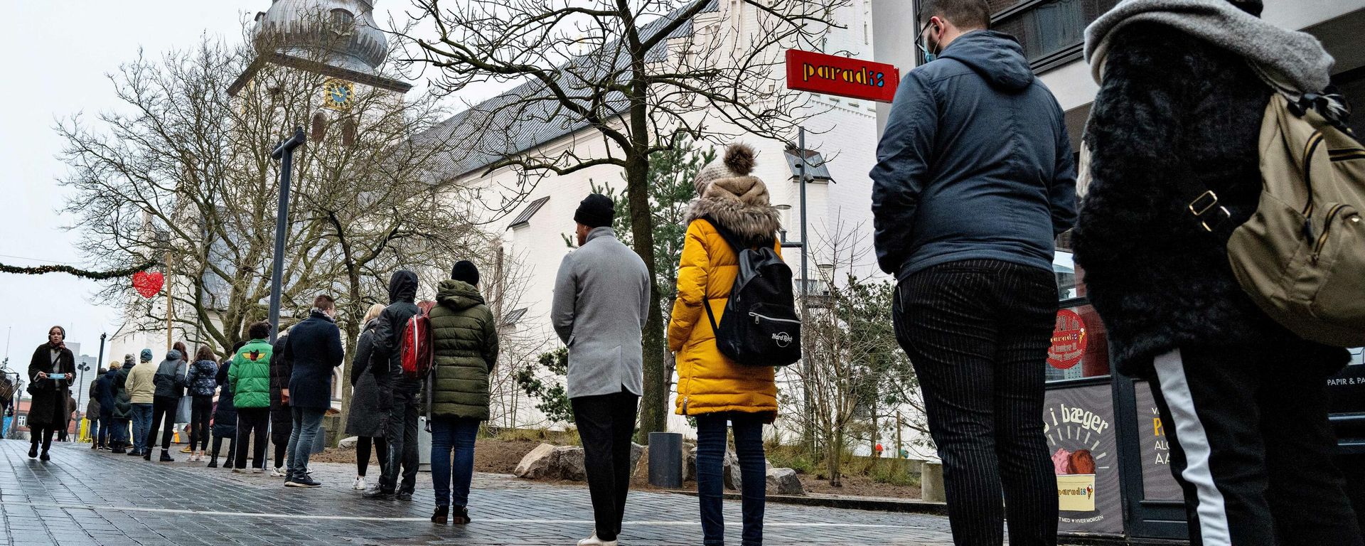 People queue for a rapid test at a test centre set up at Budolfi Church in the center of Aalborg, Denmark on December 23, 2021, during the coronavirus (Covid-19) pandemic.  - Sputnik International, 1920, 21.03.2022