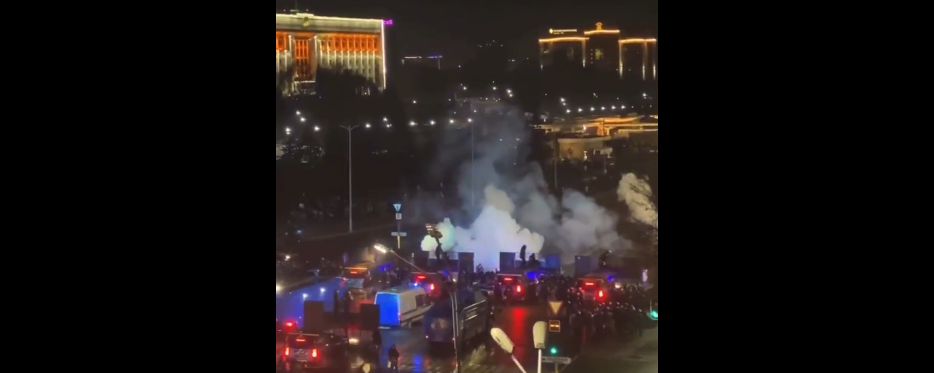 Screenshot captures moments that flash grenades were deployed in Almaty, Kazakhstan amid ongoing protests over gas prices. Screenshot captures moments that flash grenades were deployed in Almaty, Kazakhstan amid ongoing protests over gas prices. - Sputnik International, 1920, 04.01.2022