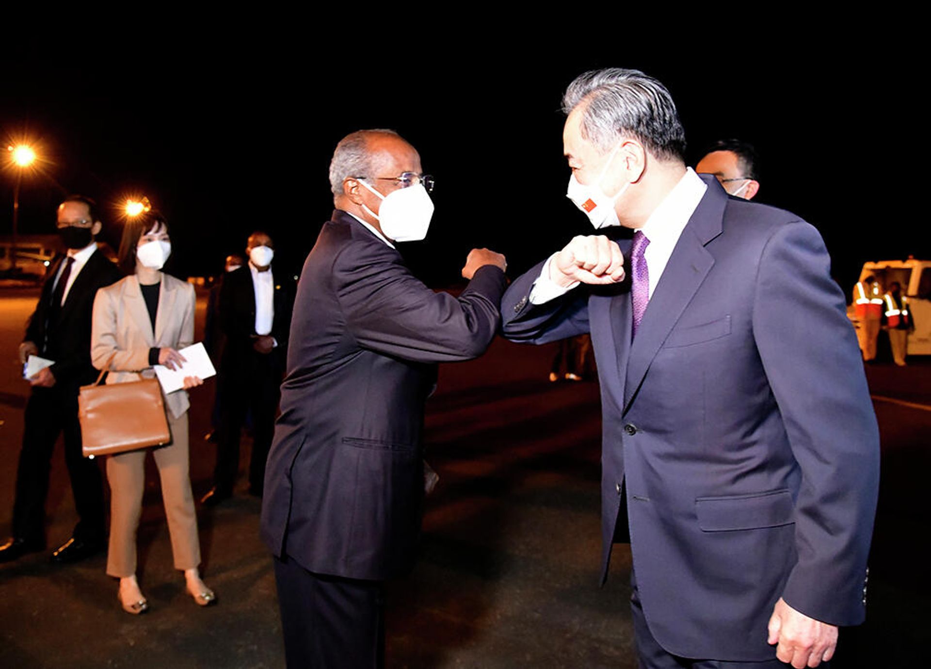 Eritrean Foreign Minister Osman Saleh Mohammad and Chinese State Councilor and Foreign Minister Wang Yi meet on the tarmac at Asmara International Airport on January 4, 2022 Eritrean Foreign Minister Osman Saleh Mohammad and Chinese State Councilor and Foreign Minister Wang Yi meet on the tarmac at Asmara International Airport on January 4, 2022 - Sputnik International, 1920, 25.08.2022
