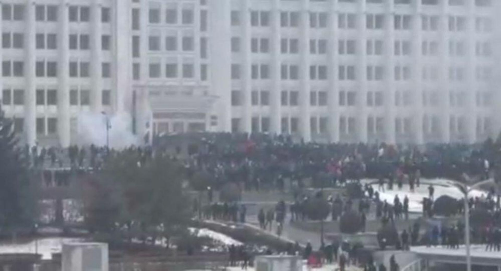 Protesters storming the mayor's office in the city of Almaty, Kazakhstan Protesters storming the mayor's office in the city of Almaty, Kazakhstan - Sputnik International, 1920, 06.01.2022