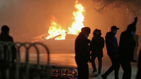 A view shows a burning police car during a protest against LPG cost rise following the Kazakh authorities' decision to lift price caps on liquefied petroleum gas in Almaty, Kazakhstan January 5, 2022 - Sputnik International