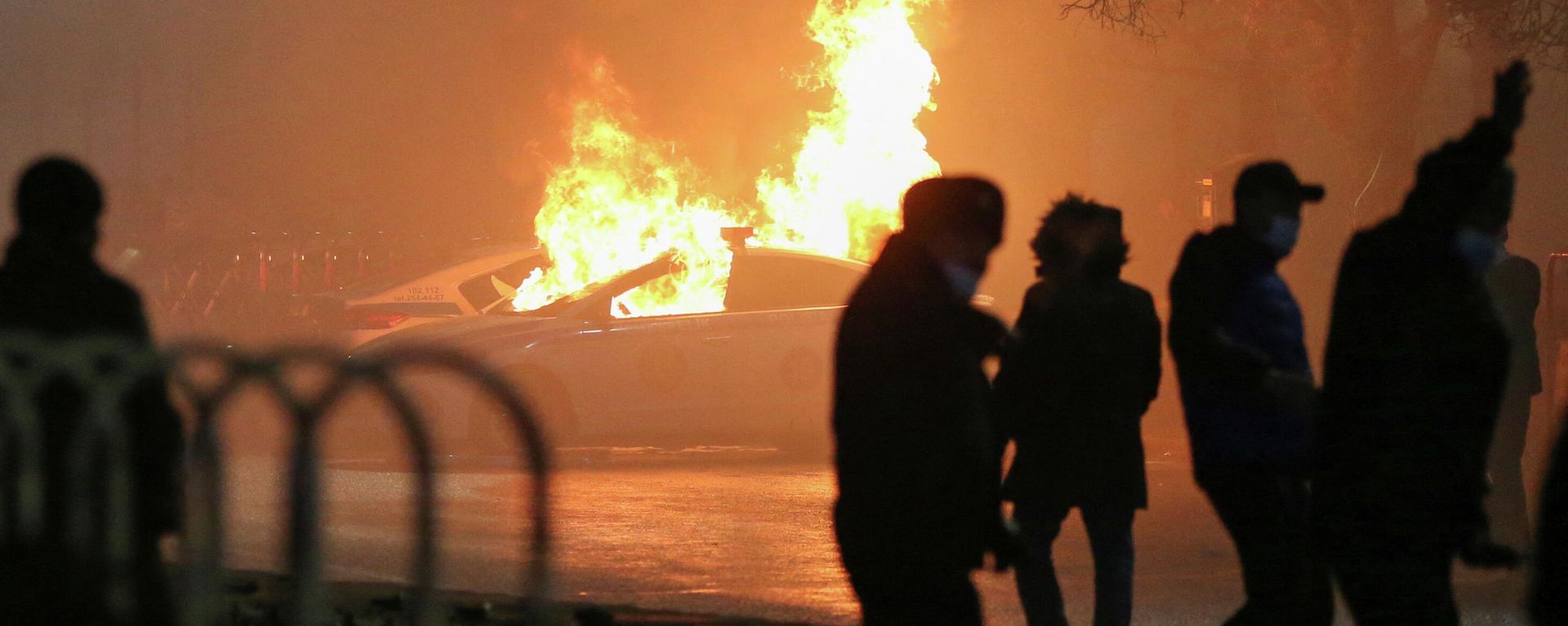 A view shows a burning police car during a protest against LPG cost rise following the Kazakh authorities' decision to lift price caps on liquefied petroleum gas in Almaty, Kazakhstan January 5, 2022 A view shows a burning police car during a protest against LPG cost rise following the Kazakh authorities' decision to lift price caps on liquefied petroleum gas in Almaty, Kazakhstan January 5, 2022 - Sputnik International, 1920, 05.01.2022