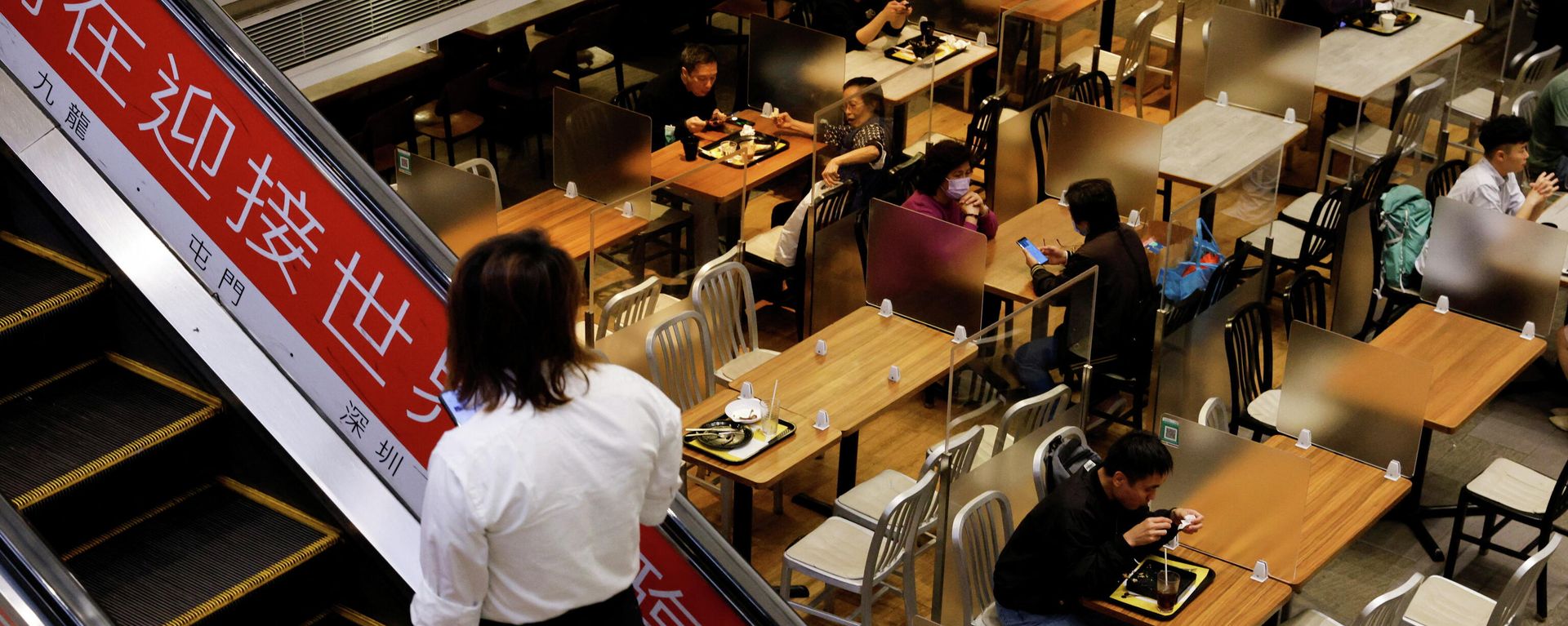 People dine at tables with partition boards inside a restaurant amid the COVID-19 pandemic in Hong Kong People dine at tables with partition boards inside a restaurant amid the COVID-19 pandemic in Hong Kong - Sputnik International, 1920, 05.01.2022