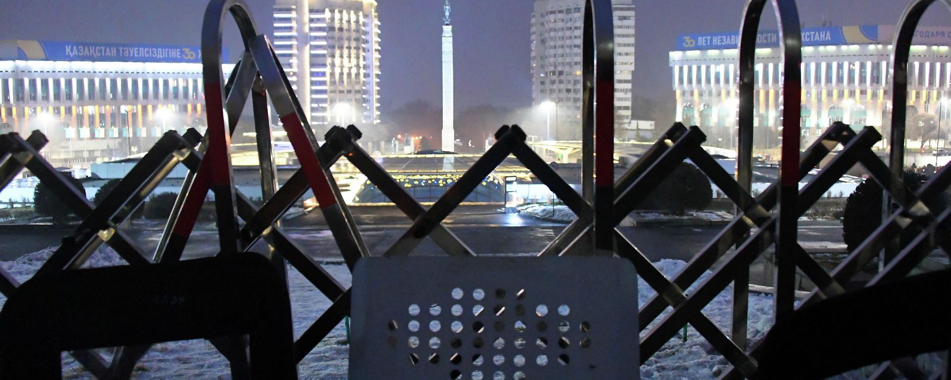 A police barricade is seen near the mayor's office during protests triggered by fuel price increase in Almaty, Kazakhstan January 5, 2022 - Sputnik International, 1920, 05.01.2022