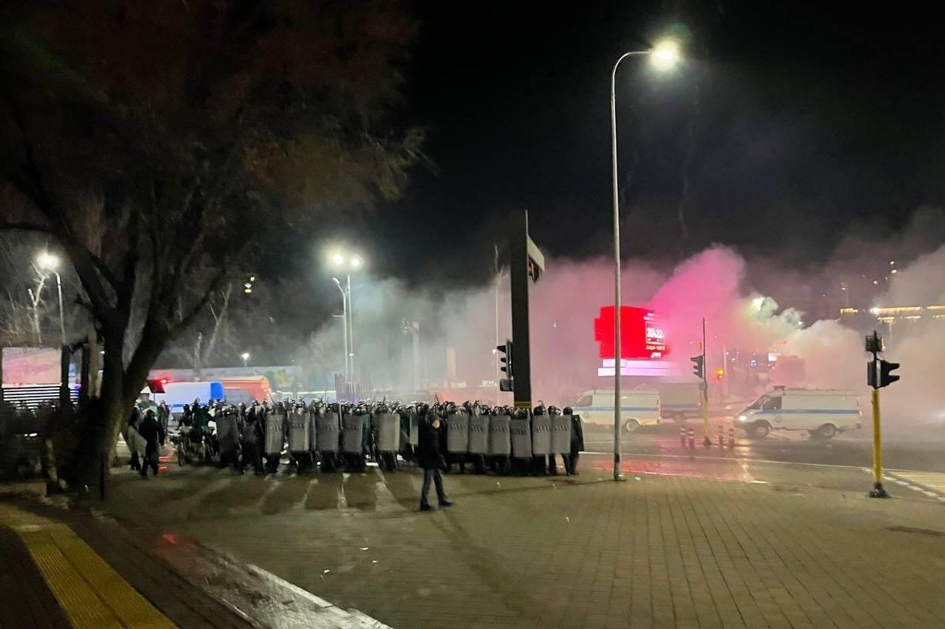 Kazakh law enforcement officers block a street during a protest against LPG cost rise following the Kazakh authorities' decision to lift price caps on liquefied petroleum gas in Almaty, Kazakhstan - Sputnik International, 1920, 05.01.2022