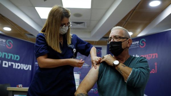 People receive a fourth dose of coronavirus disease (COVID-19) vaccine after Israel's Health Ministry approved a second booster for the immunocompromised, in Ramat Gan - Sputnik International