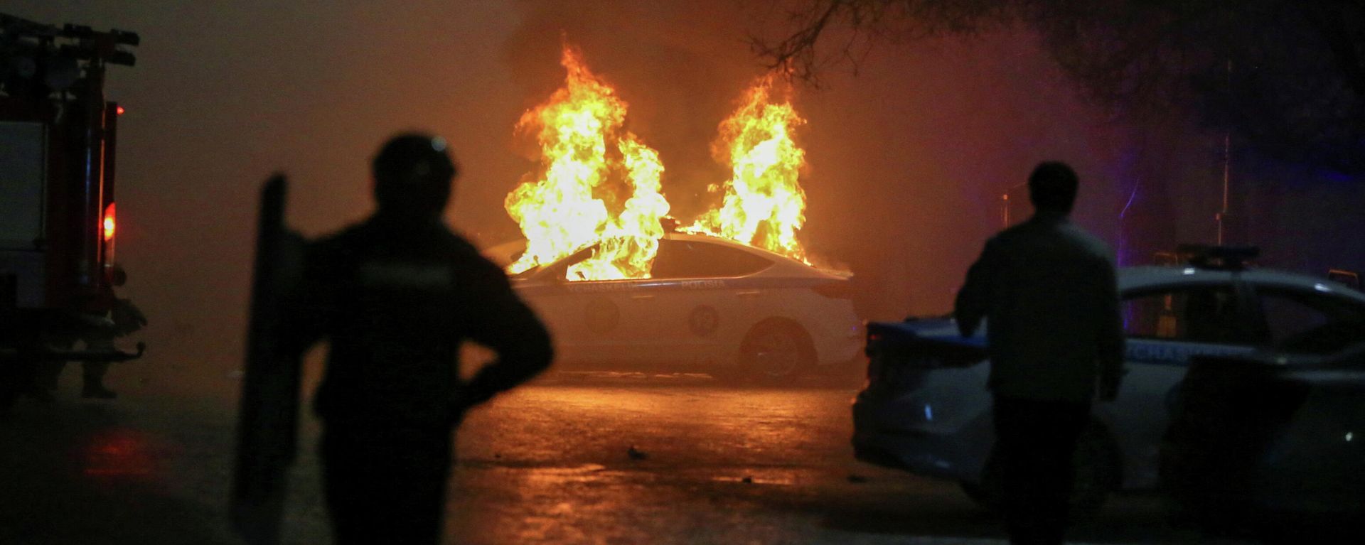 A view shows a burning police car during a protest against LPG cost rise following the Kazakh authorities' decision to lift price caps on liquefied petroleum gas in Almaty, Kazakhstan January 5, 2022. - Sputnik International, 1920, 05.01.2022