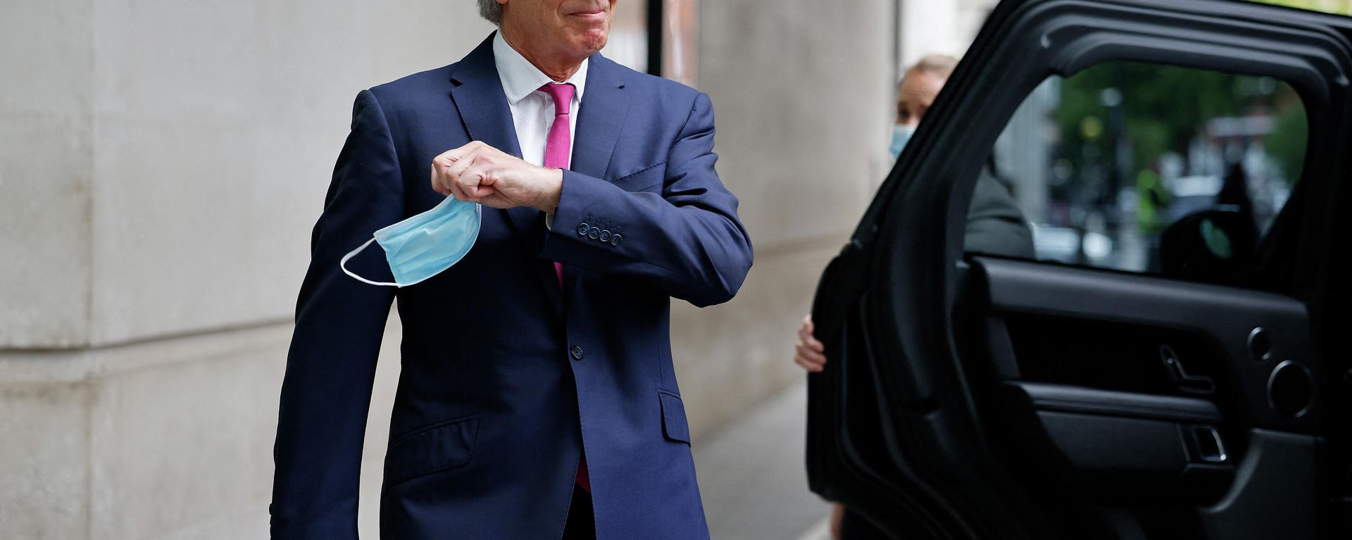 Former British Prime Minister Tony Blair, removes his disposable face covering worn due to Covid-19, to pose for a photograph as he leaves the BBC in central London on June 6, 2021, after appearing on the BBC political programme The Andrew Marr Show Former British Prime Minister Tony Blair, removes his disposable face covering worn due to Covid-19, to pose for a photograph as he leaves the BBC in central London on June 6, 2021, after appearing on the BBC political programme The Andrew Marr Show - Sputnik International, 1920, 06.01.2022