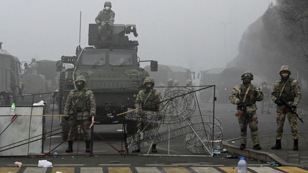 Troops are seen in the main square where hundreds of people were protesting against the government, after authorities' decision to lift price caps on liquefied petroleum gas, in Almaty, Kazakhstan. - Sputnik International