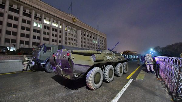Бронетранспортер возле мэрии во время акций протеста, вызванных повышением цен на топливо в Алматы - Sputnik International