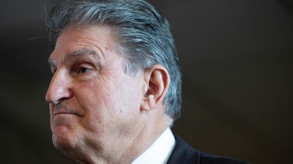 U.S. Senator Joe Manchin (D-WV) speaks to news reporters outside of his office in the Hart Senate Office Building on Capitol Hill in Washington, U.S., January 4, 2022. REUTERS/Tom Brenner - Sputnik International