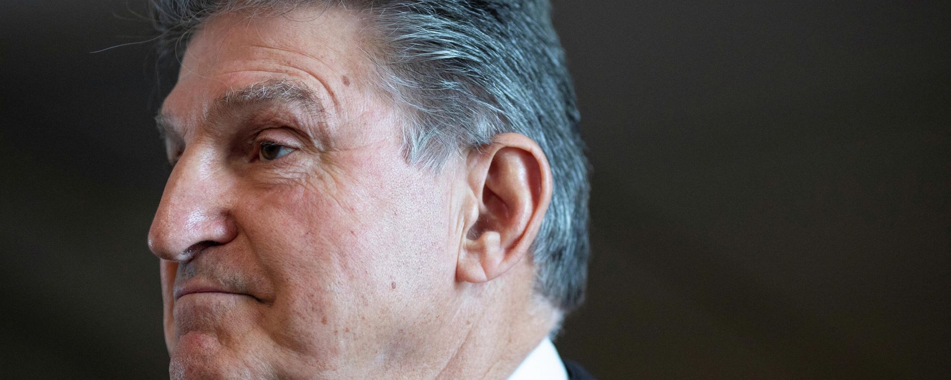 U.S. Senator Joe Manchin (D-WV) speaks to news reporters outside of his office in the Hart Senate Office Building on Capitol Hill in Washington, U.S., January 4, 2022. REUTERS/Tom Brenner U.S. Senator Joe Manchin (D-WV) speaks to news reporters outside of his office in the Hart Senate Office Building on Capitol Hill in Washington, U.S., January 4, 2022. REUTERS/Tom Brenner - Sputnik International, 1920, 06.01.2022