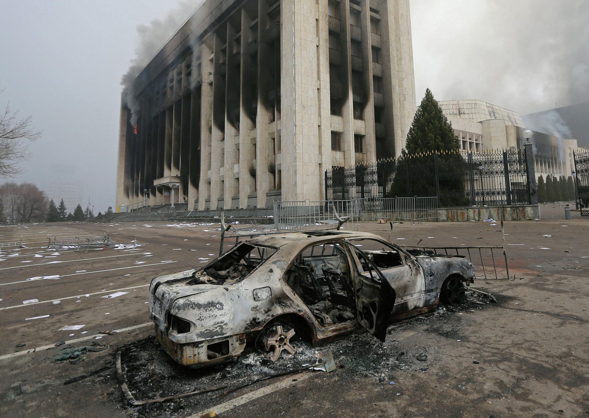 A burned car is seen in front of the mayor's office building which was torched during protests triggered by fuel price increase in Almaty, Kazakhstan January 6, 2022 - Sputnik International, 1920, 07.01.2022