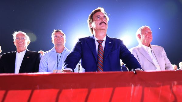 Founder and CEO of My Pillow, conservative political activist and conspiracy theorist Mike Lindell (C) listens to former U.S. President Donald Trump addresses supporters during a Save America rally at York Family Farms on August 21, 2021 in Cullman, Alabama. - Sputnik International