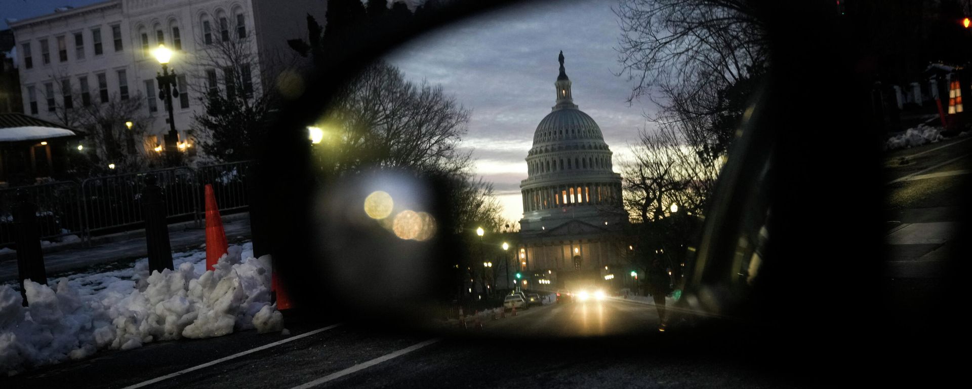 A view of the U.S. Capitol at sunset reflected in a car window on January 5, 2022 in Washington, DC. Congress is preparing to mark the one year anniversary of the January 6 Capitol riot on Thursday. A view of the U.S. Capitol at sunset reflected in a car window on January 5, 2022 in Washington, DC. Congress is preparing to mark the one year anniversary of the January 6 Capitol riot on Thursday. - Sputnik International, 1920, 06.01.2022