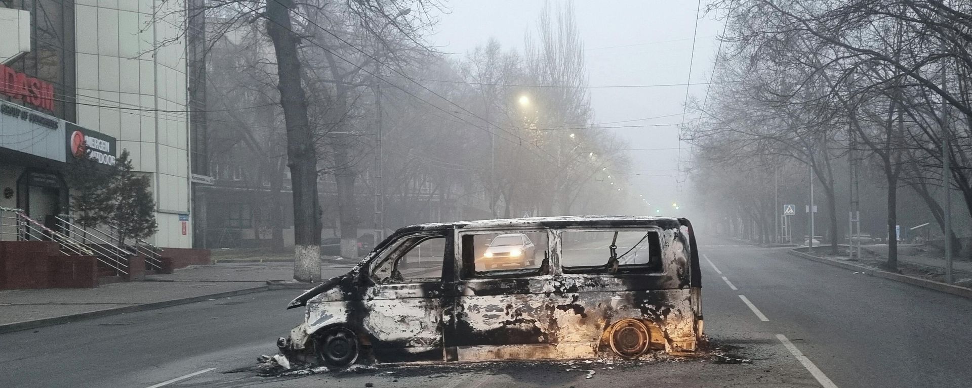 A vehicle that was burned during the protests triggered by fuel price increase is seen on a road in Almaty, Kazakhstan January 6, 2022. A vehicle that was burned during the protests triggered by fuel price increase is seen on a road in Almaty, Kazakhstan January 6, 2022. - Sputnik International, 1920, 06.01.2022