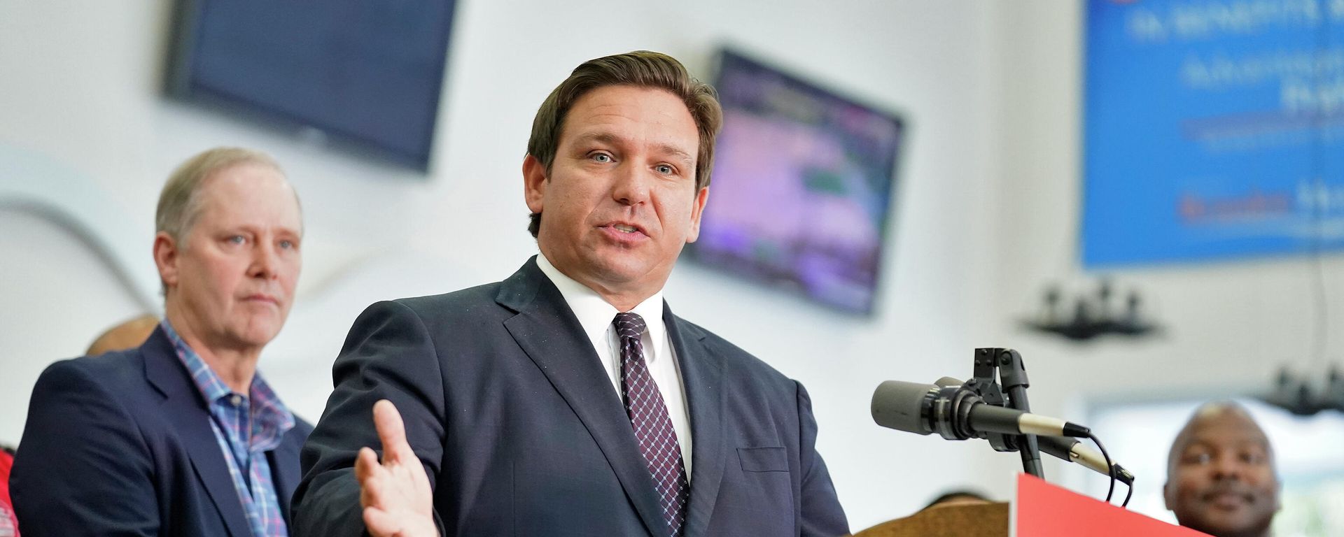 Florida Gov. Ron DeSantis speaks to supporters and members of the media after a bill signing Thursday, Nov. 18, 2021, in Brandon, Fla. Florida Gov. Ron DeSantis speaks to supporters and members of the media after a bill signing Thursday, Nov. 18, 2021, in Brandon, Fla. - Sputnik International, 1920, 06.01.2022