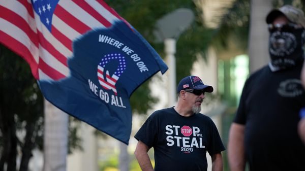 Men participate in a rally in support of people prosecuted in the Jan. 6, 2021 Capitol rioting, outside the Federal Detention Center in downtown Miami, on the one-year anniversary, Thursday, Jan. 6, 2022. - Sputnik International