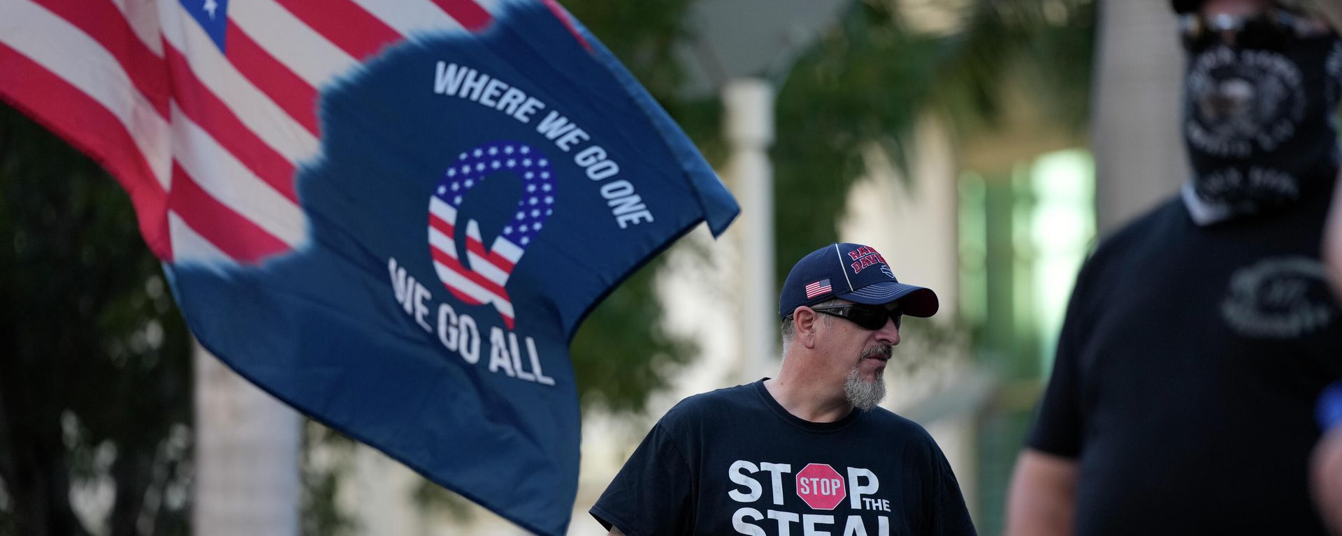 Men participate in a rally in support of people prosecuted in the Jan. 6, 2021 Capitol rioting, outside the Federal Detention Center in downtown Miami, on the one-year anniversary, Thursday, Jan. 6, 2022. - Sputnik International, 1920, 16.09.2022