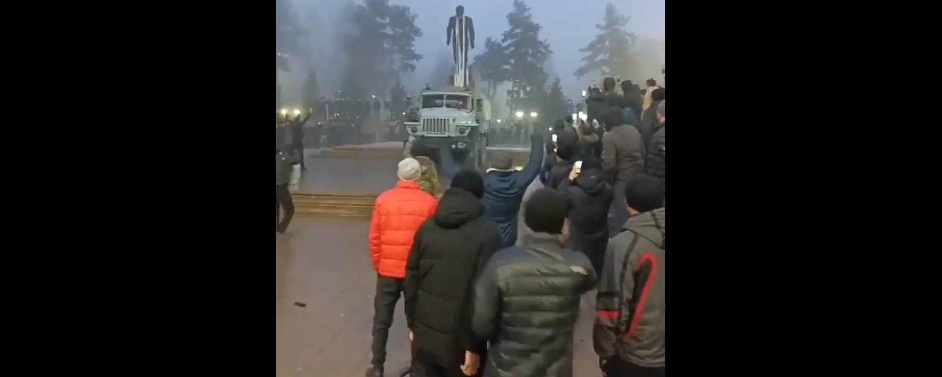 Crowd destroys monument of Kazakhstan's first president Nursultan Nazarbaev in Taldykorgan, Kazakhstan. - Sputnik International, 1920, 07.01.2022
