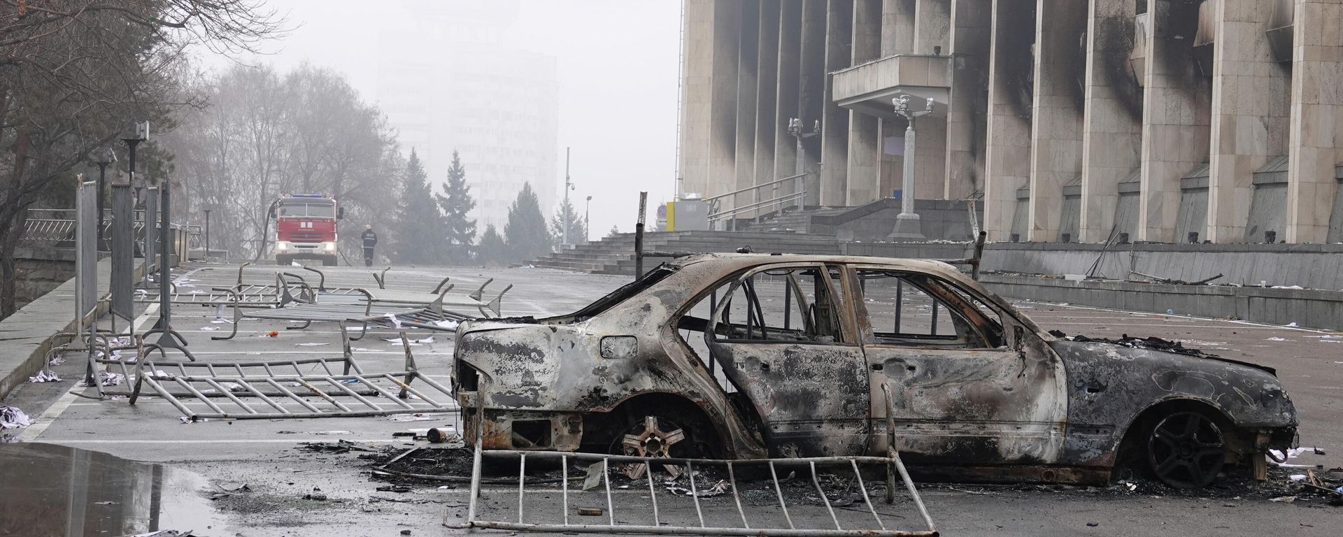 A view shows a burnt car following the protests triggered by fuel price increase outside the city administration headquarters in Almaty, Kazakhstan January 7, 2022. A view shows a burnt car following the protests triggered by fuel price increase outside the city administration headquarters in Almaty, Kazakhstan January 7, 2022. - Sputnik International, 1920, 07.01.2022