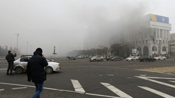 People are seen near the building of the Kazakhstan state TV channel, which was torched during protests triggered by fuel price increase in Almaty, Kazakhstan January 6, 2022. - Sputnik International