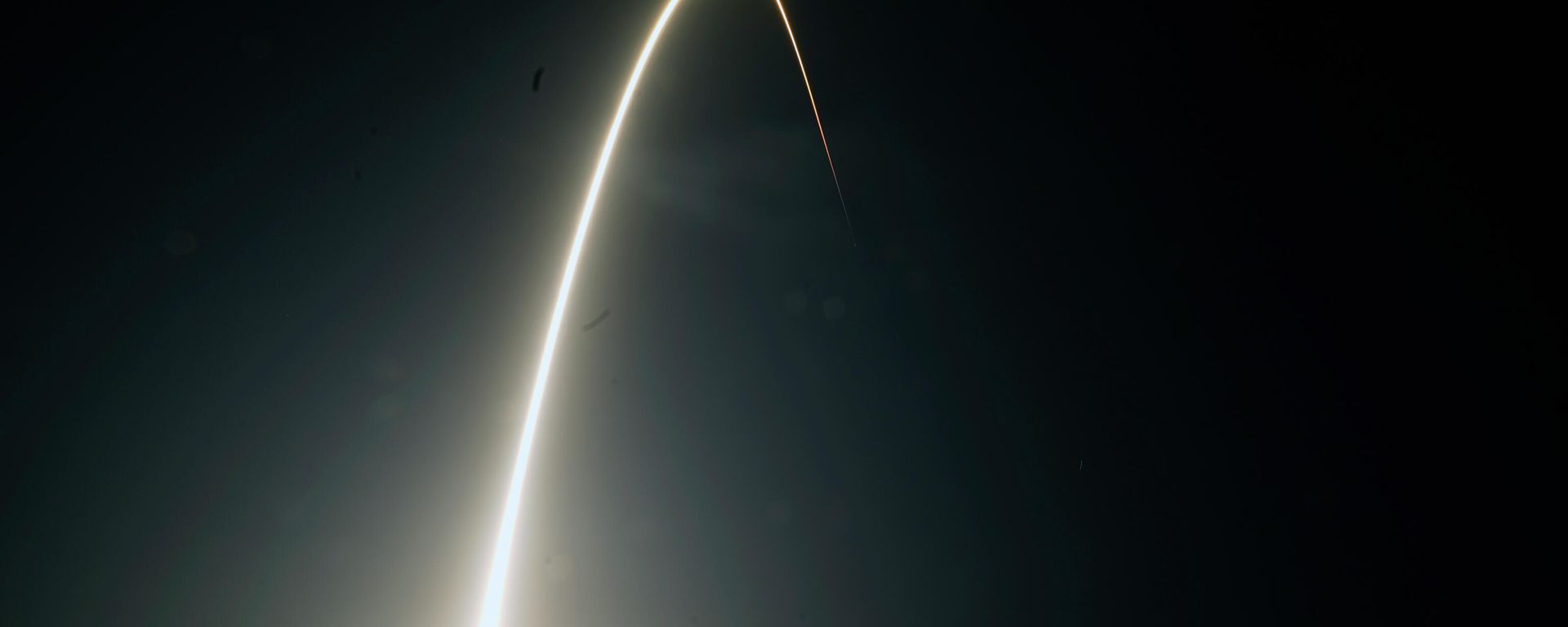 In this time-exposure photograph, a SpaceX Falcon 9 rocket with the 25th batch of approximately 60 satellites for SpaceX's Starlink broadband network lifts off from the Space Launch Complex 40 at the Cape Canaveral Space Force Station in Cape Canaveral, Fla., late Wednesday, April 28, 2021. - Sputnik International, 1920, 27.05.2026