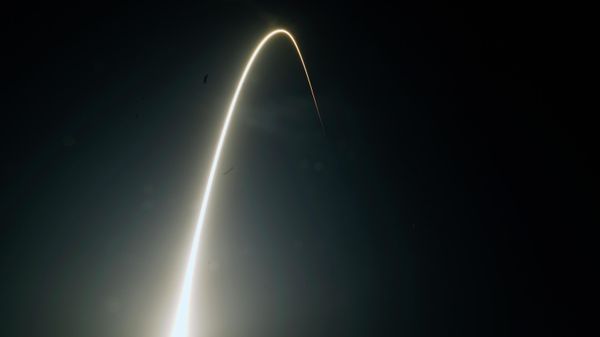 In this time-exposure photograph, a SpaceX Falcon 9 rocket with the 25th batch of approximately 60 satellites for SpaceX's Starlink broadband network lifts off from the Space Launch Complex 40 at the Cape Canaveral Space Force Station in Cape Canaveral, Fla., late Wednesday, April 28, 2021. - Sputnik International