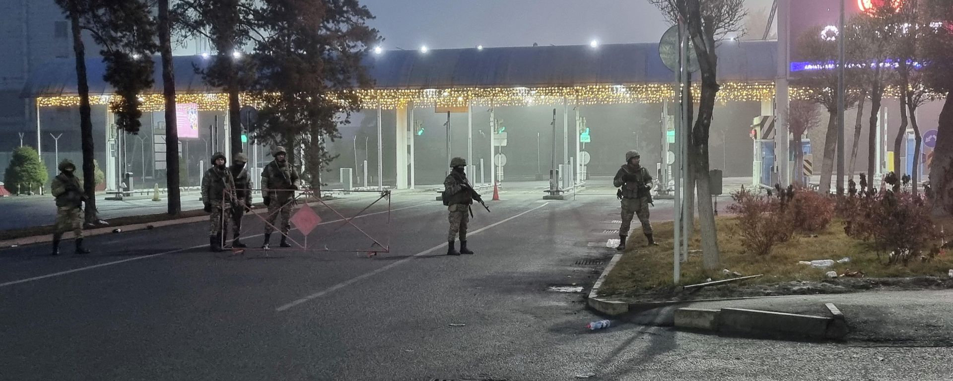 Troops are seen at the international airport of Almaty following anti-government protests triggered by fuel price increase, in Almaty, Kazakhstan January 6, 2022. Troops are seen at the international airport of Almaty following anti-government protests triggered by fuel price increase, in Almaty, Kazakhstan January 6, 2022. - Sputnik International, 1920, 08.01.2022