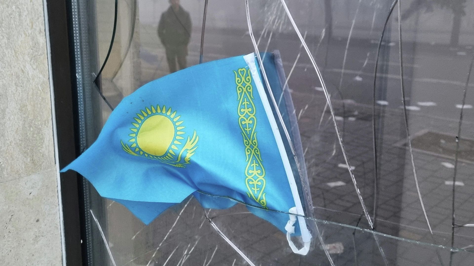 A Kazakh state flag is seen at the broken window of the Kaspi Bank branch following the protests triggered by fuel price increase in Almaty, Kazakhstan January 6, 2022. A Kazakh state flag is seen at the broken window of the Kaspi Bank branch following the protests triggered by fuel price increase in Almaty, Kazakhstan January 6, 2022. - Sputnik International, 1920, 08.01.2022
