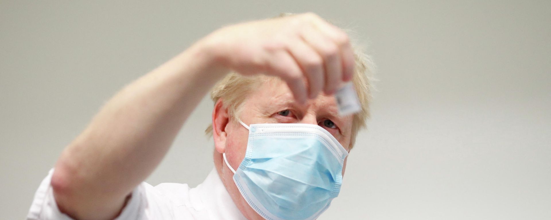 Britain's Prime Minister Boris Johnson checks a coronavirus disease (COVID-19) vaccine during a visit to a vaccine centre in Northampton Britain's Prime Minister Boris Johnson checks a coronavirus disease (COVID-19) vaccine during a visit to a vaccine centre in Northampton - Sputnik International, 1920, 08.01.2022