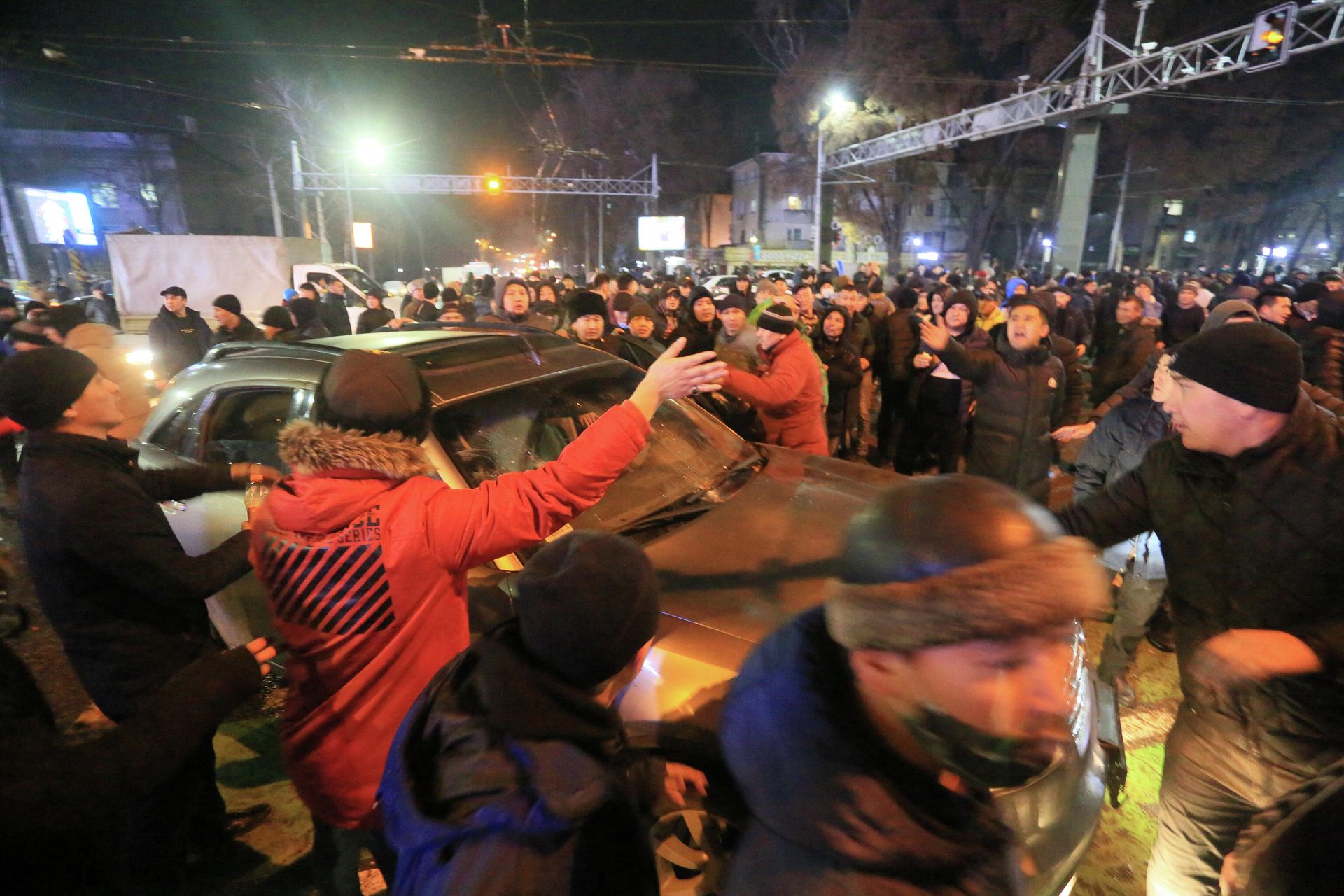 Protesters attend a rally in Almaty on January 4, 2022, after energy price hikes. - Police fired tear gas and stun grenades in a bid to break up an unprecedented thousands-strong march in Almaty, Kazakhstan's largest city, after protests that began over fuel prices threatened to spiral out of control. - Sputnik International, 1920, 10.01.2022