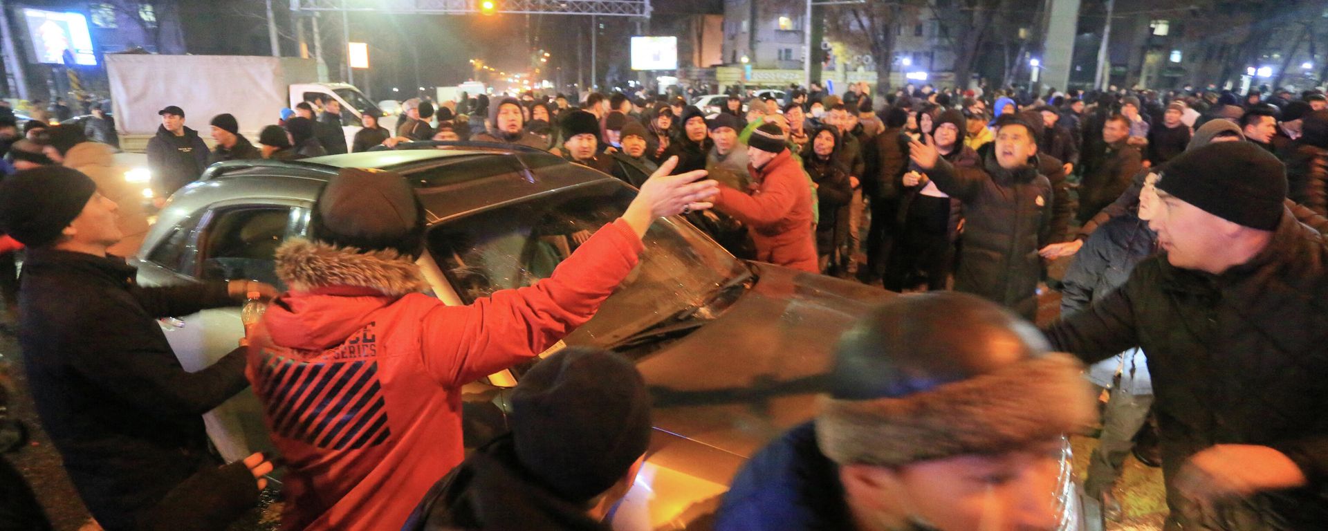 Protesters attend a rally in Almaty on January 4, 2022, after energy price hikes. - Police fired tear gas and stun grenades in a bid to break up an unprecedented thousands-strong march in Almaty, Kazakhstan's largest city, after protests that began over fuel prices threatened to spiral out of control. - Sputnik International, 1920, 08.01.2022