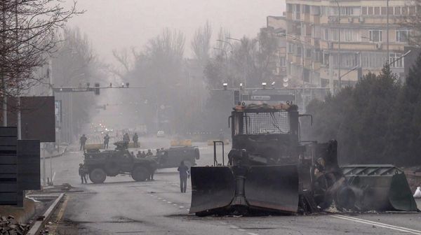 Servicemen and their military vehicles block a street in central Almaty on January 7, 2022, after violence that erupted following protests over hikes in fuel prices - Sputnik International