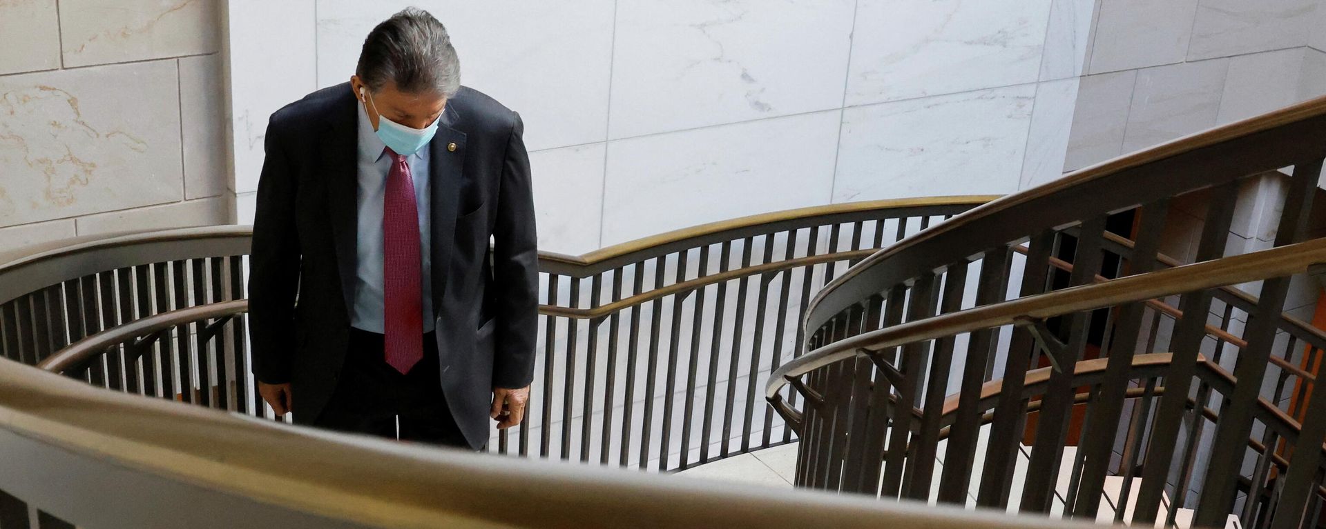 U.S. Senator Joe Manchin (D-WV) walks between meetings at the Capitol in the midst of ongoing negotiations over the Build Back Better bill, which aims to bolster the social safety net and fight climate change, in Washington, U.S. December 14, 2021. U.S. Senator Joe Manchin (D-WV) walks between meetings at the Capitol in the midst of ongoing negotiations over the Build Back Better bill, which aims to bolster the social safety net and fight climate change, in Washington, U.S. December 14, 2021. - Sputnik International, 1920, 08.01.2022