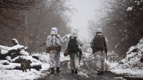Ukrainian soldiers walks at the line of separation near Katerinivka, Donetsk region, Ukraine, Tuesday, Dec 7, 2021. Ukrainian soldiers walks at the line of separation near Katerinivka, Donetsk region, Ukraine, Tuesday, Dec 7, 2021. - Sputnik International