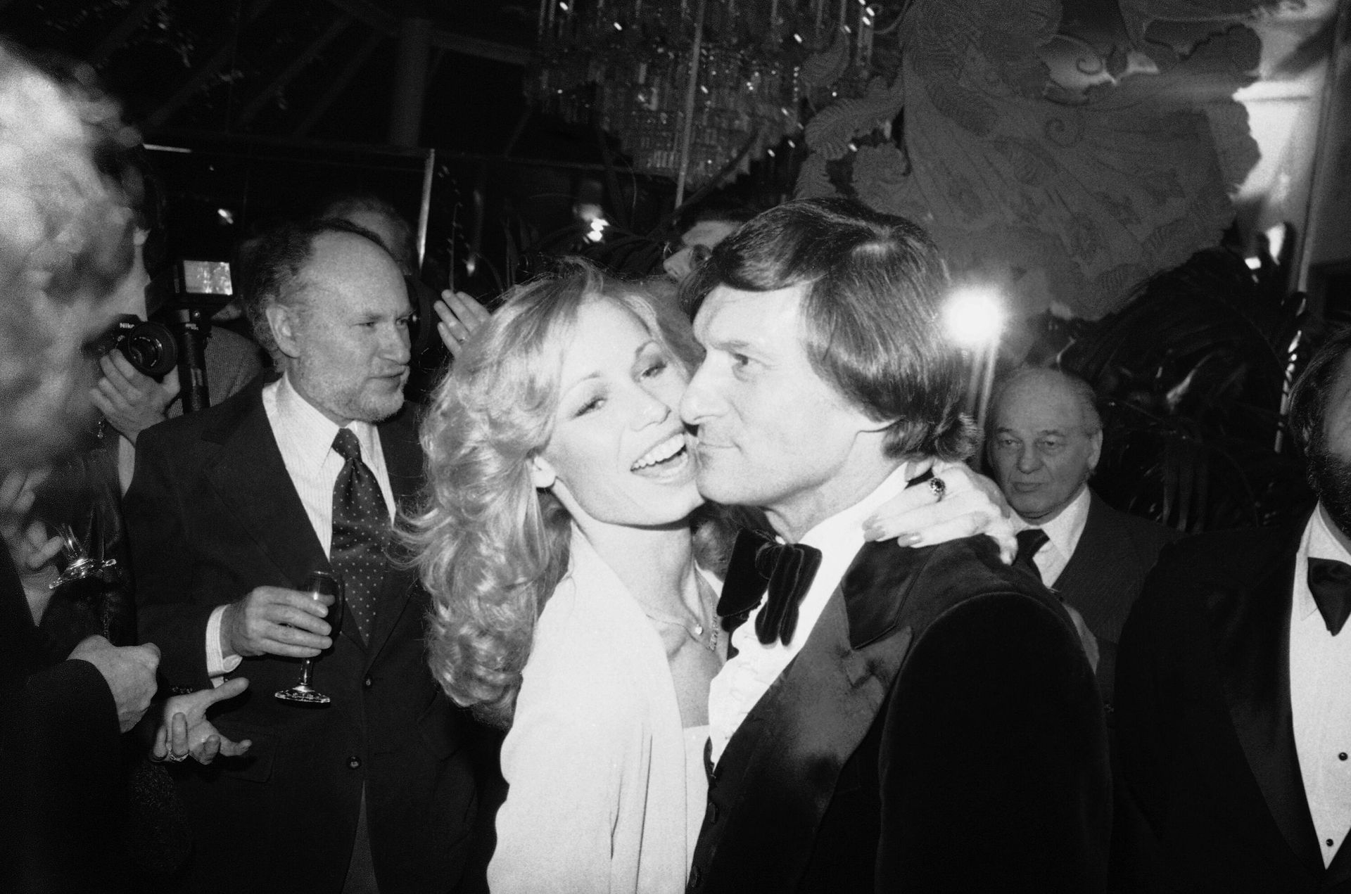 Playboy Magazine publisher Hugh Hefner, right, is embraced by his girlfriend Sandra Theodore, left, at Tavern on the Green Restaurant, Thursday, Jan. 11, 1979, New York. The two were attending a party celebrating the 25th anniversary of the publication. Playboy Magazine publisher Hugh Hefner, right, is embraced by his girlfriend Sandra Theodore, left, at Tavern on the Green Restaurant, Thursday, Jan. 11, 1979, New York. The two were attending a party celebrating the 25th anniversary of the publication. - Sputnik International, 1920, 09.01.2022