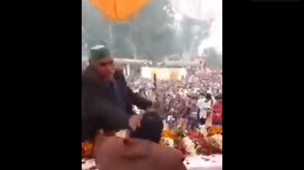 Bharatiya Janata Party (BJP) lawmaker Pankaj Gupta was mocked after a video of him apparently being slapped by an elderly farmer during an event held in Uttar Pradesh state surfaced on social media. - Sputnik International