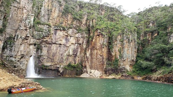 A view shows the site where a wall of rock collapsed on top of motor boats below a waterfall as firefighters of Minas Gerais state (not pictured) seek for victims, in Capitolio, in Minas Gerais state, Brazil January 8, 2022.  - Sputnik International