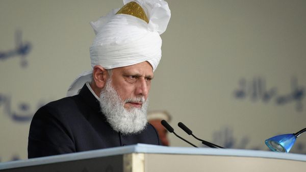 The fifth Caliph of the Ahmadiyya faith, Mirza Masroor Ahmad, addresses members of the Ahmadiyya Muslim community during an annual three-day event, known as the Jalsa Salana, in Hampshire on August 21, 2015.  - Sputnik International