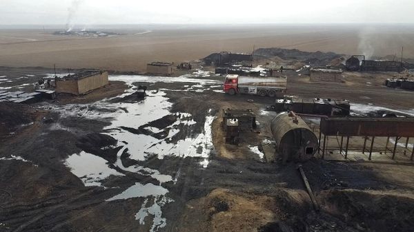 An aerial view shows a primitive oil refinery in the town of al-Qahtaniya in Syria's Kurdish-controlled northeastern Hasakeh province, near the border with Turkey, on November 15, 2021. - Sputnik International